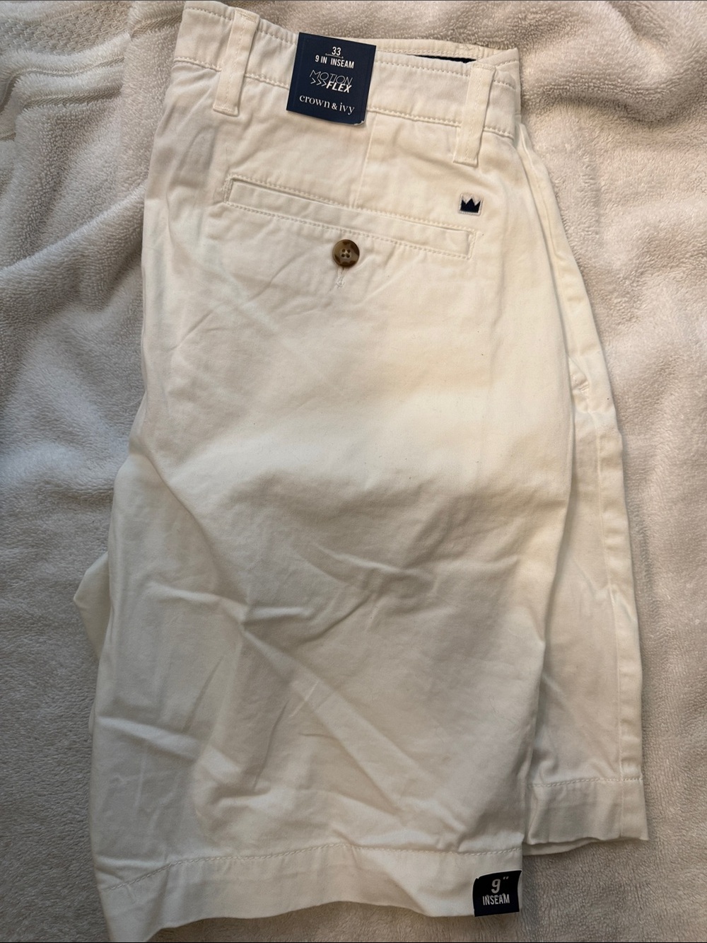 crown & ivy White Flat-Front Men’s Shorts - Picture 2 of 4